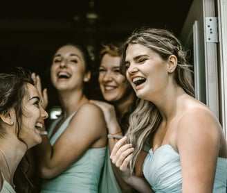 invitées d'un mariage souriant