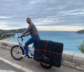Kinésiologue à vélo électrique