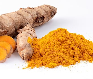 Rizoma de cúrcuma longa e pó de cúrcuma.