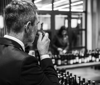 Sommelier die ruikt of een kurk geen trichloroanisole bevat ( TCA)