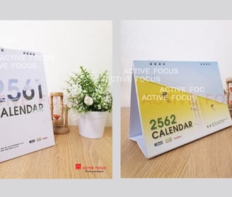 งานพิมพ์ปฎิทินตั้งโต๊ะแนวตั้ง และแนวนอน มีการออกแบบลายภาพให้ดูสวยงามสะอาดตา จัดทำโดย Active Focus