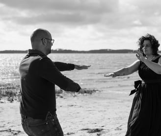 Couple dansant sur la plage