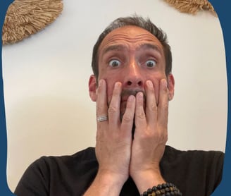 homme qui a peur du mot consultation.