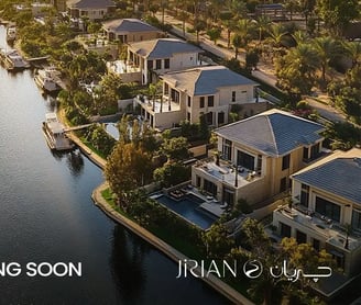 Modern illuminated walkway in Jirian Project on the New Nile – surrounded by villas and palm trees