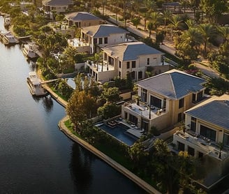 Modern illuminated walkway in Jirian Project on the New Nile – surrounded by villas and palm trees