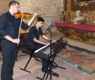 Músicos en ceremonia religiosa