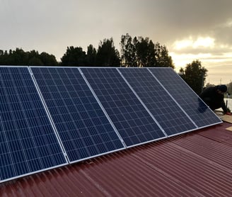 Instalación de sistema de paneles solares por EcoRumbo para energía sustentable en comunidad