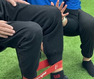 Una empleada de T.rapy haciendo fisioterapia con un cliente en las instalaciones.