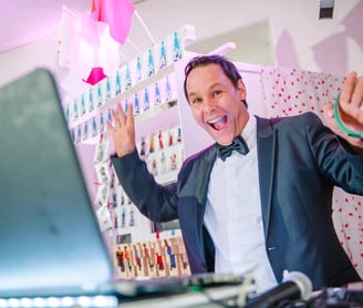 Gute Laune DJ Markus hinter seinem Mischpult auf einer Hochzeit in Bayern