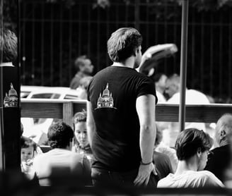 alt="who is bon jo - terrace montmartre"