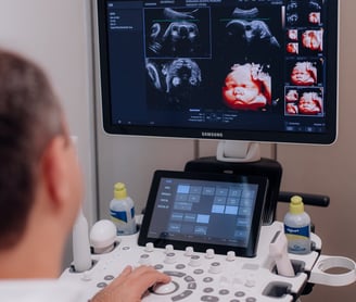 médico ginecologista em exame de ultrassonografia de pré-natal.