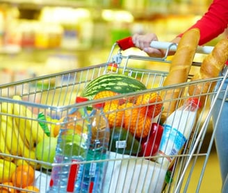 mulher fazendo compras no supermercado