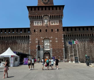 fachada de Castelo Sforzesco em mão