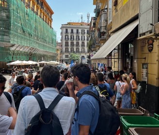 muitas pessoas na rua da pizzaria da Michele