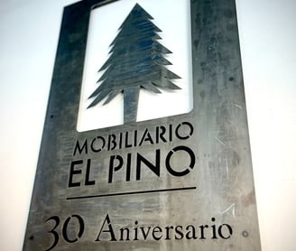 Logotipo con corte láser Mobiliario El Pino