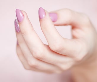 How to fix a broken nail with a tea bag?