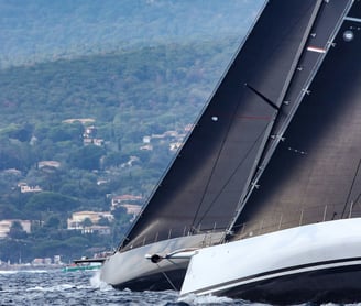 barcos regata compitiendo