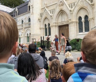 Photo de Magali STrassel, art-thérapeute, montrant des spectateurs devantun spectacle de théâtre