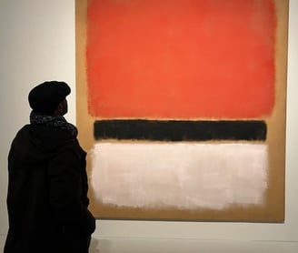 Photo de Magali Strassel, art-thérapeute montrant un homme regardant une peinture de Rothko