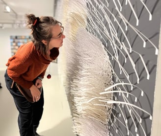Photo de Magali STrassel, art-thérapeute, montrant une femme regardant une oeuvre d'art