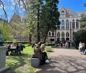 Photo de Magali Strassel représentant la façade et la cour de la faculté de médecine de Lille