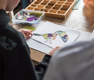 création artistique d'un enfant en séance d'art-thérapie avec Magali Strassel à Boulogne-sur-Mer