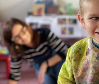 Photo de Magali Strassel en séance d'art-thérapie avec un enfant
