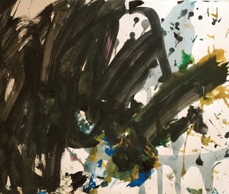 Photo de Magali Strassel, art-thérapeute, présentation d’une peinture gestuelle noire faite sur le t