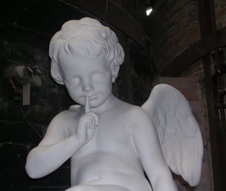 Photo de Magali Strassel représentant une statue d'un ange blanc qui dit "chut"