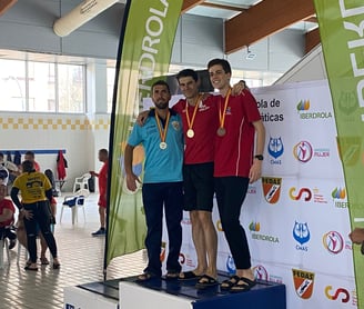 Campeonato nacional apnea indoor españa estática three men standing on a podium with medals