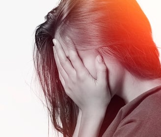 mulher com ansiedade com as mãos no rosto sem saber o que pensar