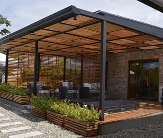Proyecto Sauna a medida con pared de celosías y techo pergólas marca BOHER España