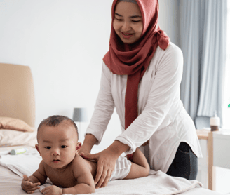 mère reproduisant les gestes appris atelier massage bébé