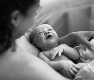 bébé avec sa maman qui pleure et qui fait un massage bébé