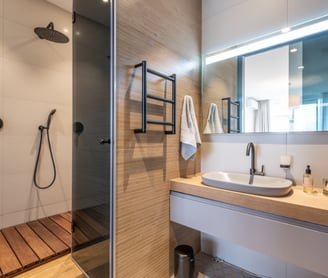 bathroom which has towels and dustbin