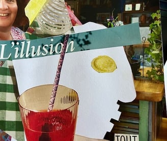 Photo de Magali STrassel, art-thérapeute, montrant une oeuvre de collage