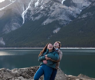 couple photoshoot at lake minnewanka in Banff