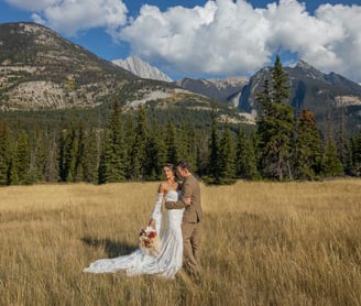 beide and Boom eloping in a field in Banff