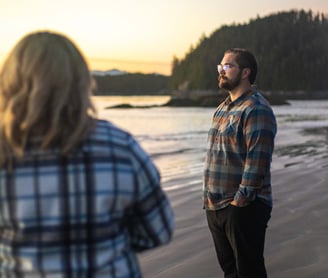 Couple sunset photoshoot on the beach in tofino