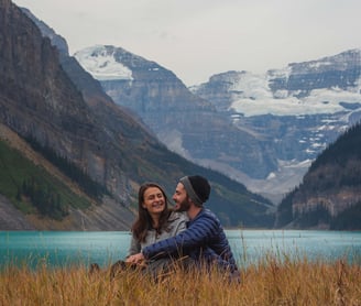 couple photoshoot at Lake Louise