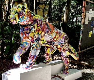 Escultura de Onça-Pintada Colorida no Parque do Masp