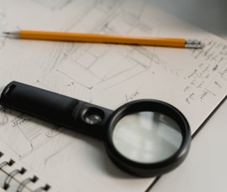loupe et crayon - Révision et relecture pour un contrôle qualité optimum