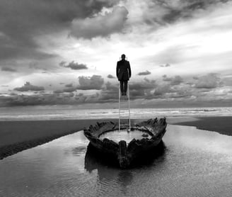 photo art contemporain florent homme au sommet d'un echelle face à la mer dans une barque lille