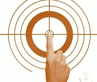 un doigt posé sur le centre de cercles concentriques, cible, au cœur des séances