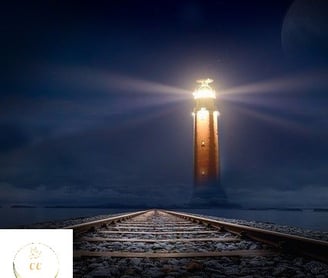 un phare le long d'une voie ferrée dans un nuit bleue marine, lumière, orientation, mouvement