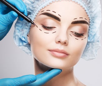 a woman with a plastic surgeon's eyeliners and a plastic surgeon '