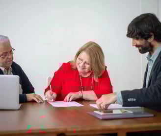Una pareja firmando un contrato