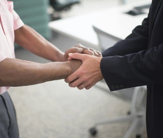 dos hombres se dan la mano