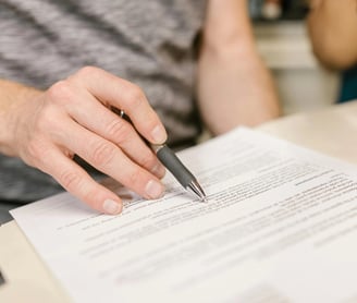 una persona que señala el dedo de otra persona sobre un escritorio