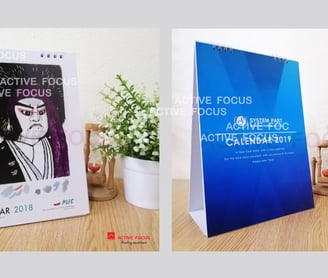 งานพิมพ์ปฎิทินตั้งโต๊ะแนวตั้ง สำหรับปี 2018-2019 มีการพิมพ์ลายด้วยสีเต็มหน้ากระดาษโดย Active Focus
